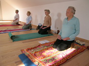 een yogapraktijk eindigt met een korte meditatie zodat de stilte kan geïntegreerd worden